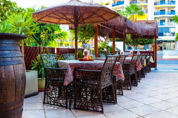 Ресторан в курортном городе Испании